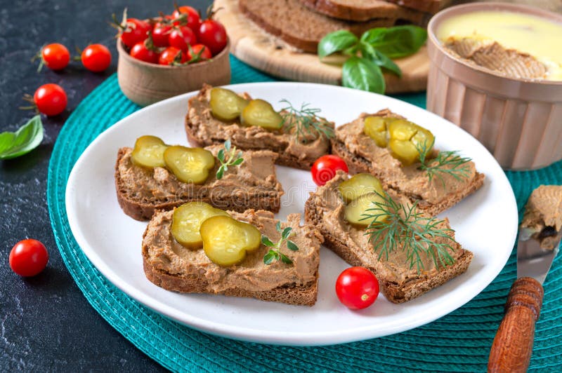 Канапе с паштетом из куриной печени