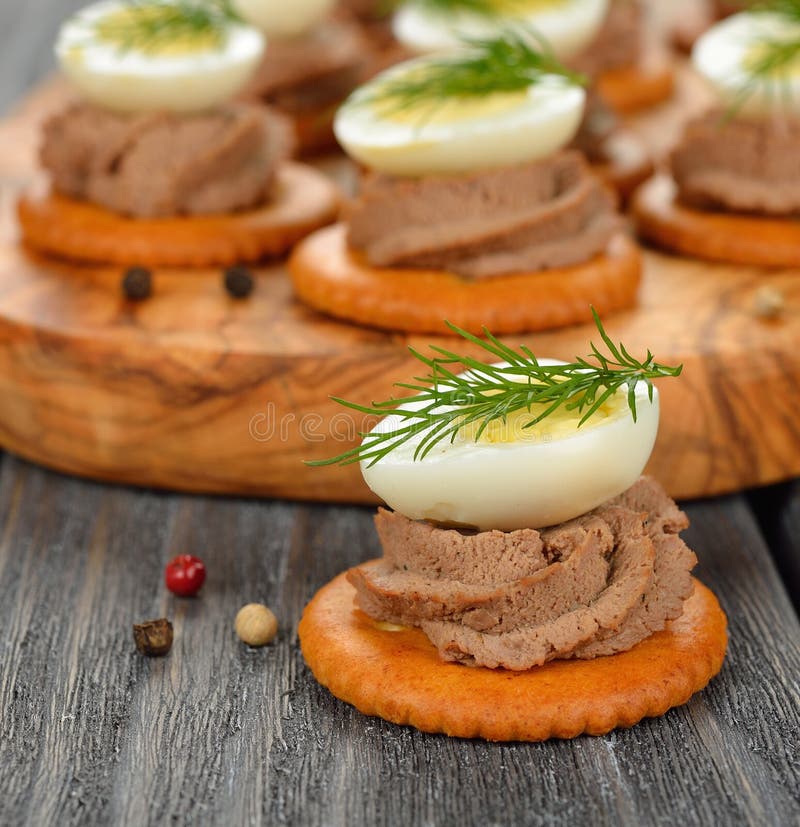 Канапе с паштетом из куриной печени