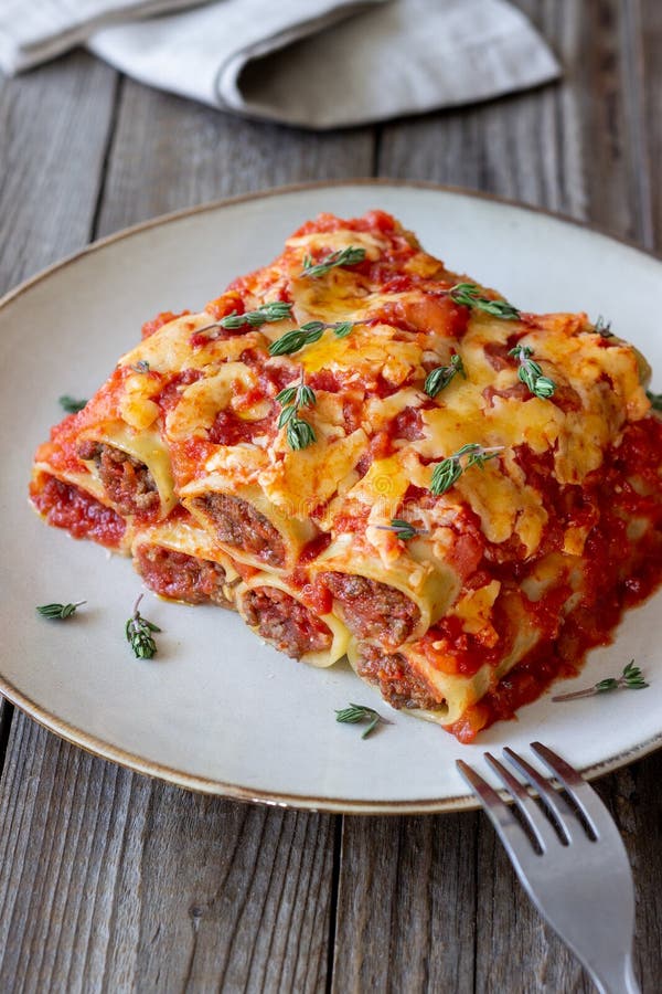 Каннеллони с томатной говядиной
