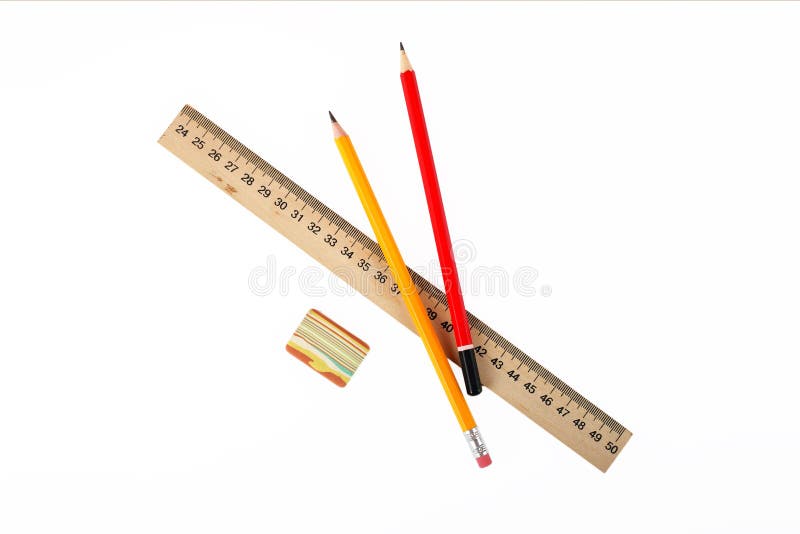 На столе лежит линейка карандаш