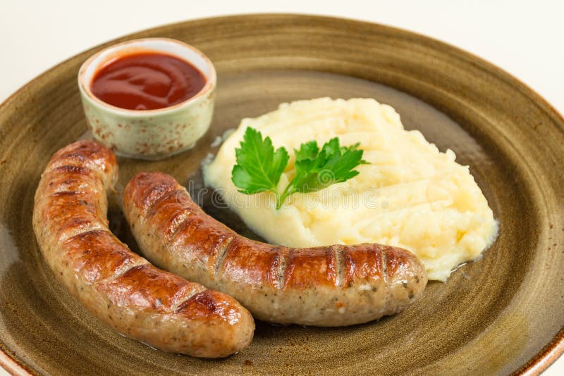 Картофельное пюре с сосисками