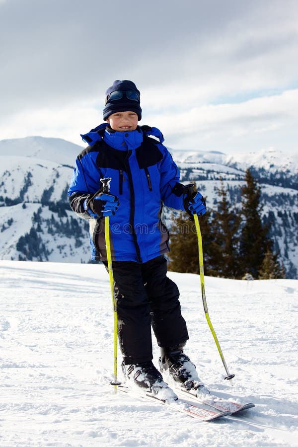 Мальчик катается на лыжах. Мальчик в горах. Юноша на лыжах. Пацан на лыжах.