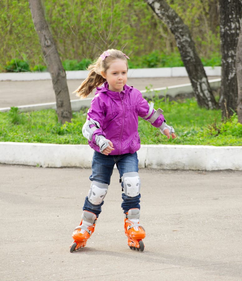 Девушка катается на роликах