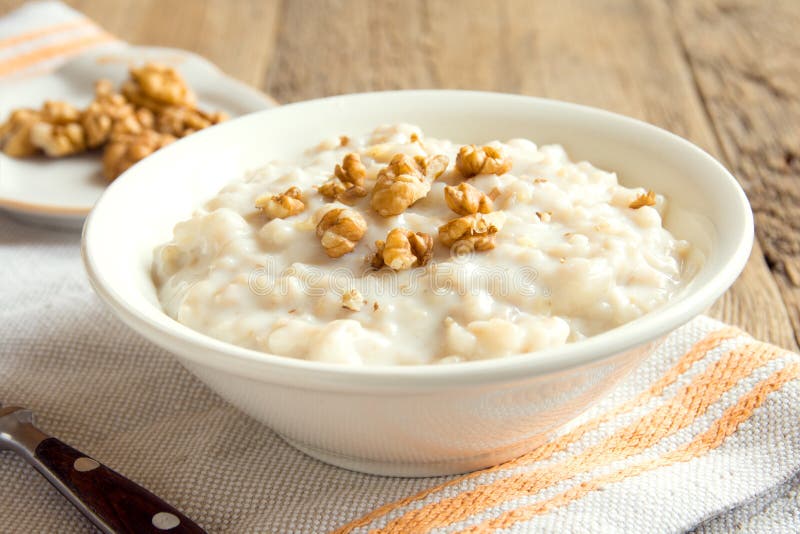 Рисовая каша с курагой и орехами