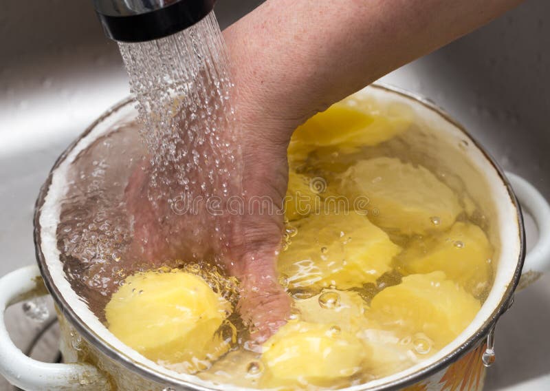 Можно ли картошку оставить в воде. Мытье картофеля. Картофель в холодной воде. Картошка моется. Чищенная картошка в воде.