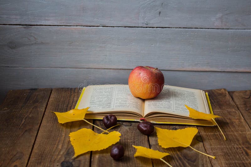 Книга желтый лист. Яблоко книга. Желтая книга на дереве. Желтое яблоко на книгах. Школьная доска с осенними листьями яблоком книгой.
