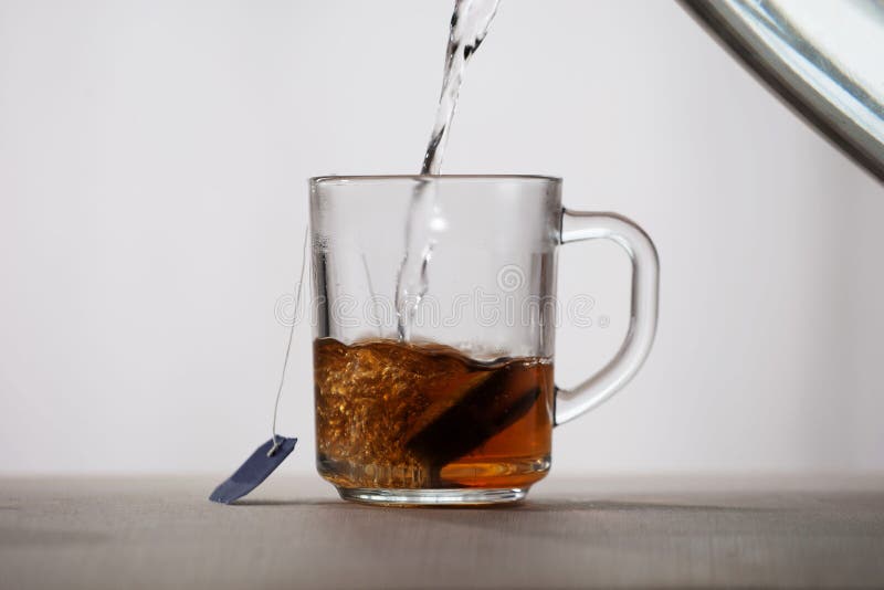 Налей воды в чай. Кипяток в стеклянной кружке. Пакетик чая и кипяток. Налить кипяток в кружку с чаем. Чайный пакетик в кипятке.