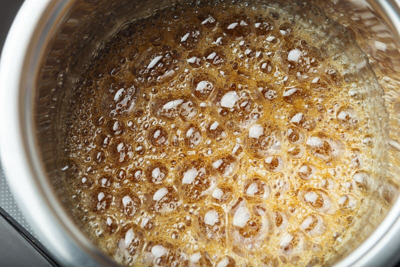 Ленивые пузырьки на сахарном сиропе. A boil of Sugar. Condensed Milk and Chef in Kitchen.