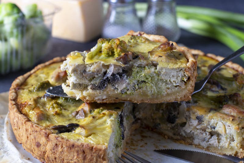 Лоранский пирог с курицей и брокколи