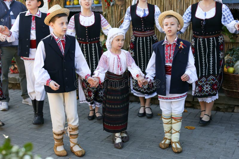 Кишинев республика молдова. Moldova Costume National. Moldovan National Youth Orchestra.