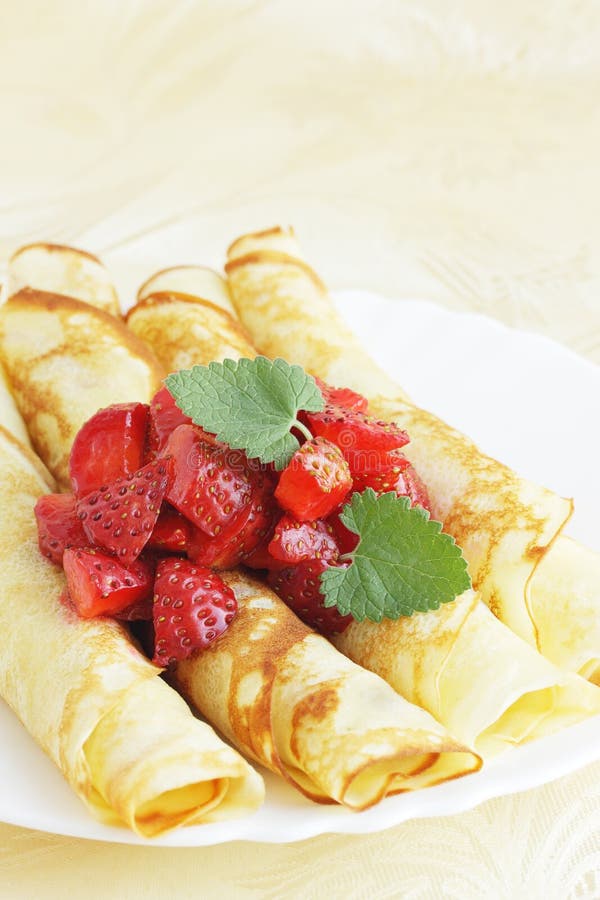 Блинчики с клубникой на тарелке