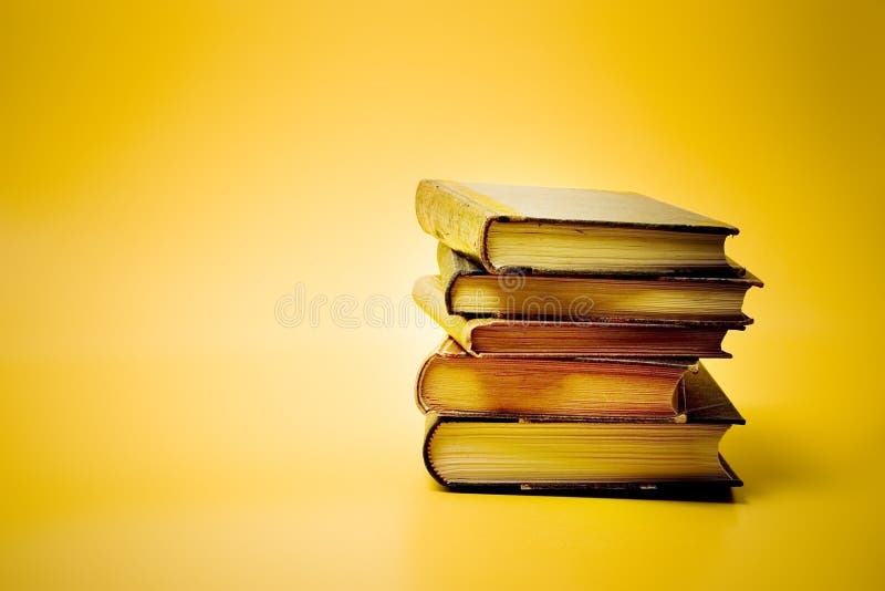 Книга желтый лист. Книги на желтом фоне. Фон желтый с книжками. Стопка книг на желтом фоне. Желтая книга.