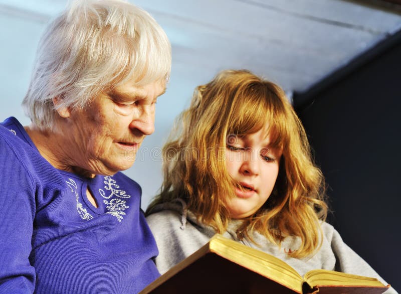Читать старшая подруга. Бабушка с внучкой читают. Бабушка читает внучке. Бабушка читает книгу внучке. Бабушка внучка книга.