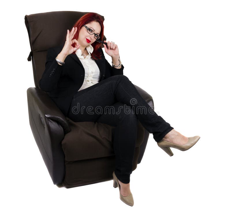 А я посижу напротив в кресле песня. Женщина в кресле. Взрослая женщина в кресле. Женщина сидит в кресле с платочком мультяшное. Женщина в кресле фото черно белое бизнес.