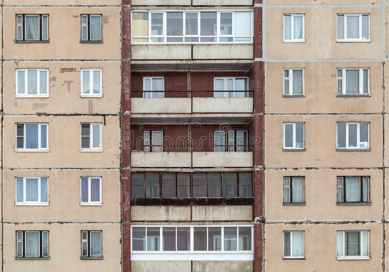 Текстура фасада многоэтажного жилого дома с окнами и балконами Старый  советский дизайн Стоковое Фото - изображение насчитывающей конструкция,  спад: 197665152