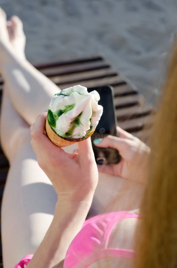 Мороженое в руке у девушки