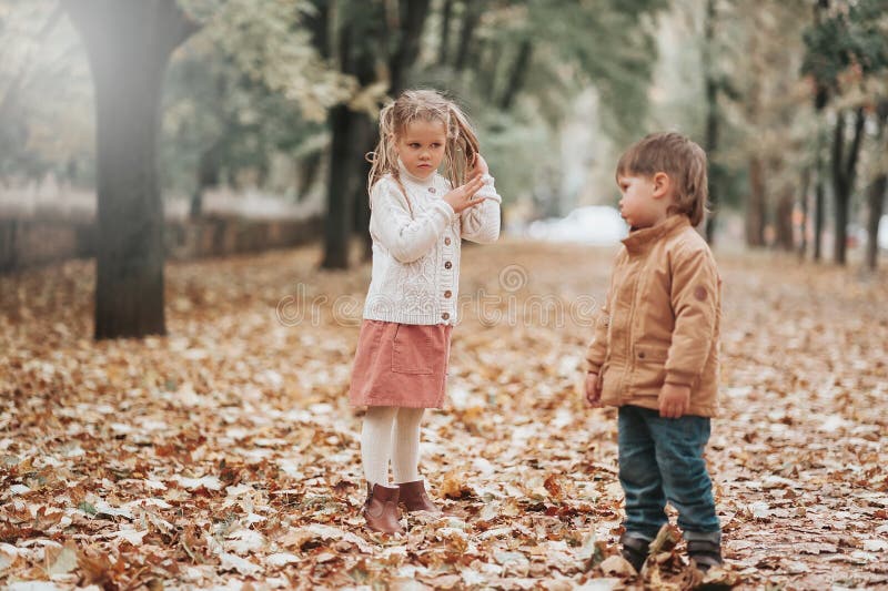 Брат и сестра спор. Conflict between nature and peoples. Family with a girl and a boy in autumn in the Park.