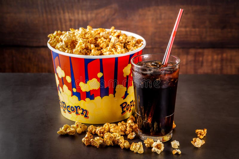 Синема напиток. Попкорн и газировка. Попкорн и напиток. Попкорн и кола. Напитки в кинотеатре.