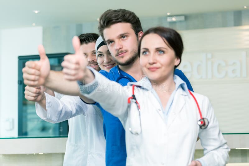 врачи мужчина и женщина. генетическое консультирование. врачи мужчина и женщина. рукопожатие пациента в палате и медика. Doctor front.