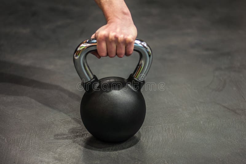 Солидная гиря на весах спора. Солидная гиря на весах спора. Гиря 100 кг. Солидная гиря на весах спора. Гири соревнования.