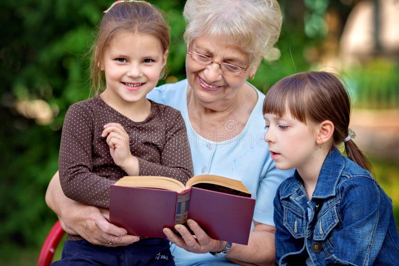 Читать книгу внучка. Бабушка читает книжку внукам. Бабушка читает книгу внукам. Бабушка внук книга. Чтение книги бабушка внукам.
