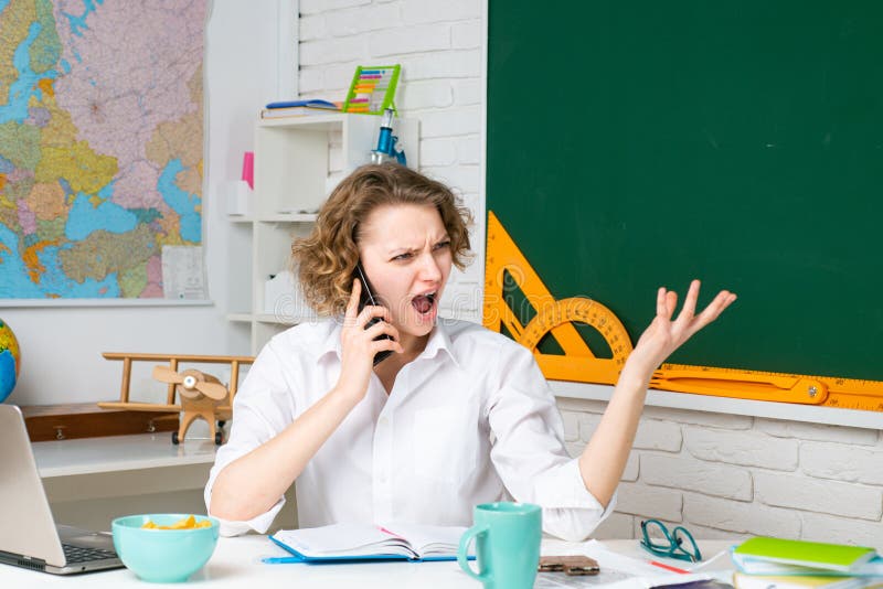 Злой учитель. Angry teacher. Woman Angry with smartphone. Play for Angry teacher.