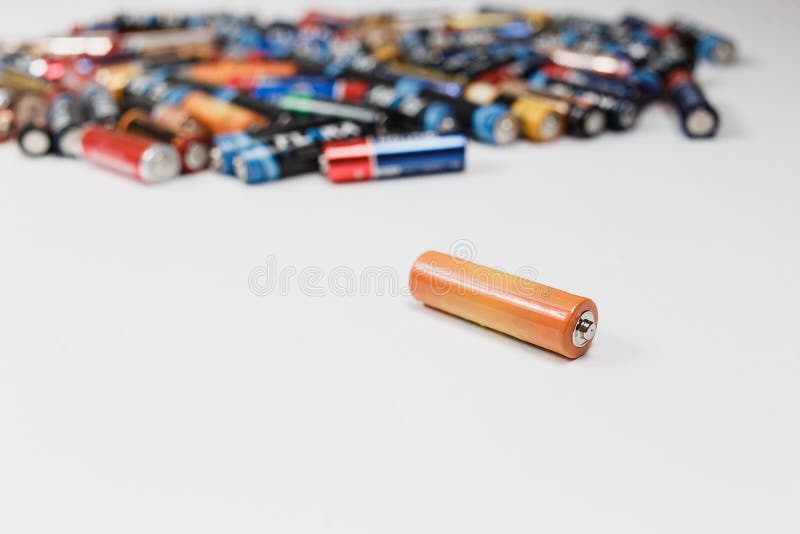 Изолировать батарейки. Батарейки лежат. Вектор две батарейки лежат. На полу лежит батарейки удлинители техники. Красная батарейка лежит в траве.