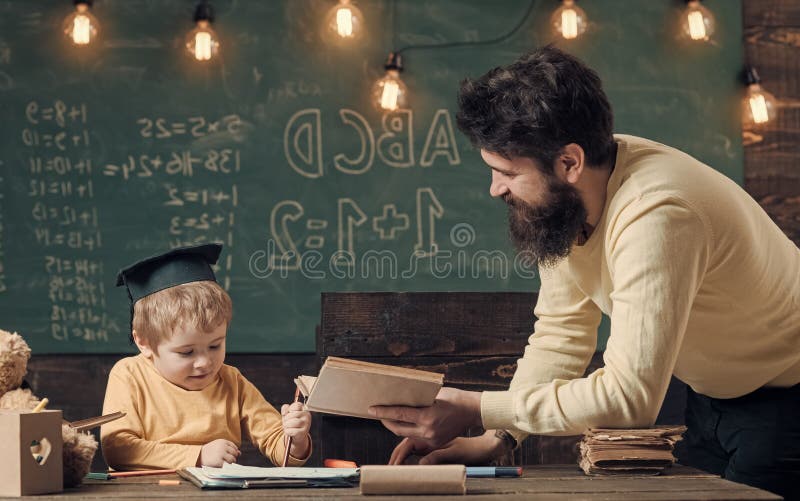 Папа учитель. Вундеркинд арабские дети. Доска сыну. Reads book to children son and daughter. Мальчик отец учитель