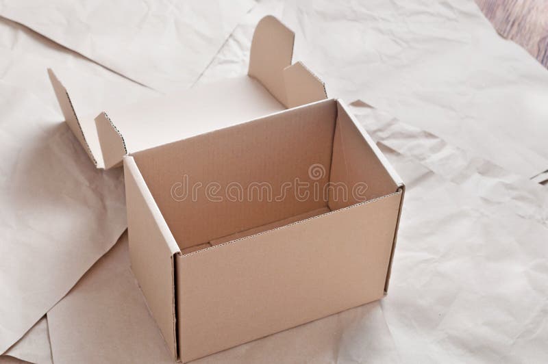 Сколько всего украшений лежит в коробке. Коробка из бурого картона. Картон лежит в коробке. Коробка лежит на столе. Вещи лежат на коробке.