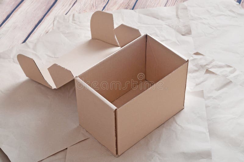 Сколько всего украшений лежит в коробке. Kraft paper Box. Вещи лежат на коробке. Коробка лежит на земле. В коробке с капсулами для стирки лежит картонная бумага.