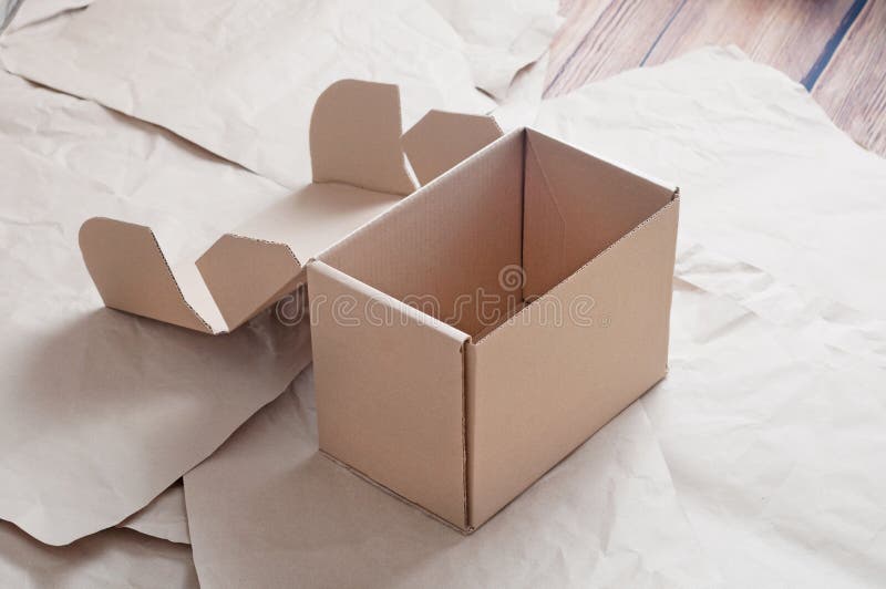 Сколько всего украшений лежит в коробке. Коробки картонные валяются. Коричневые коробки. Картонная коробка валяется в парке. Бурый картон с белым скотчем.