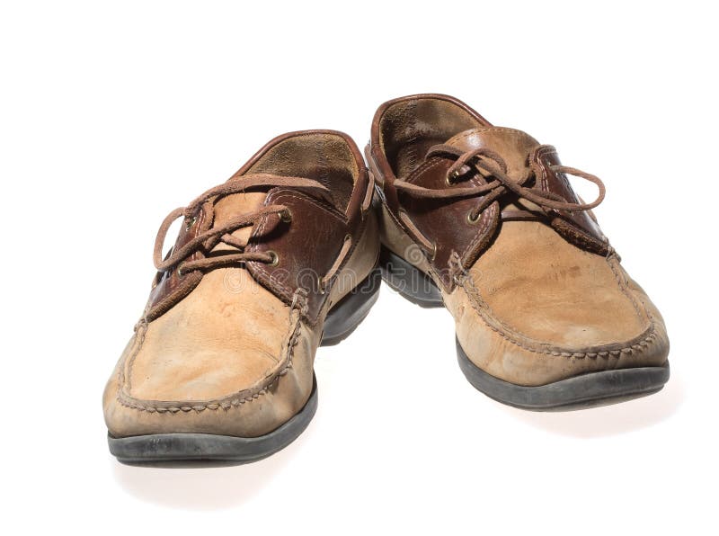 Пара туфлей несколько полотенец старых профессоров. Старые коричневые ботинки. Коричневые старинные ботинки. Старомодные коричневые женские полуботинки. Рваная обувь - пара.