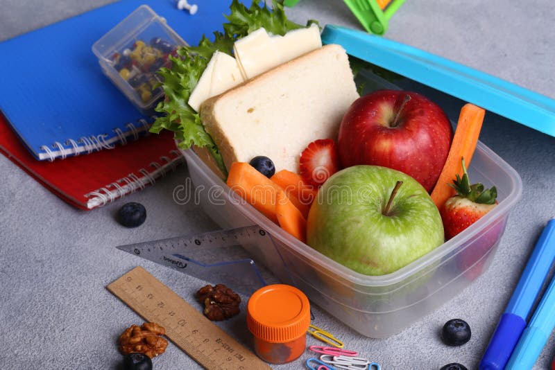 Яблочный обед. Фото весов с бутербродом и яблоком. Sandwich School lunch Box. There are Apples in the lunch Box.. Apple on the Box картинка для детей.