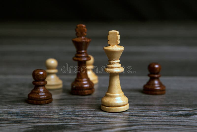 Найди пешку. Ход вилка в шахматах. Взятие на проходе в шахматах. Король перед пешками в шахматах. Шахматы первый ход пешкой.