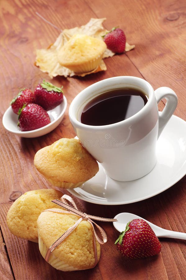 Кофе пирожное и клубники
