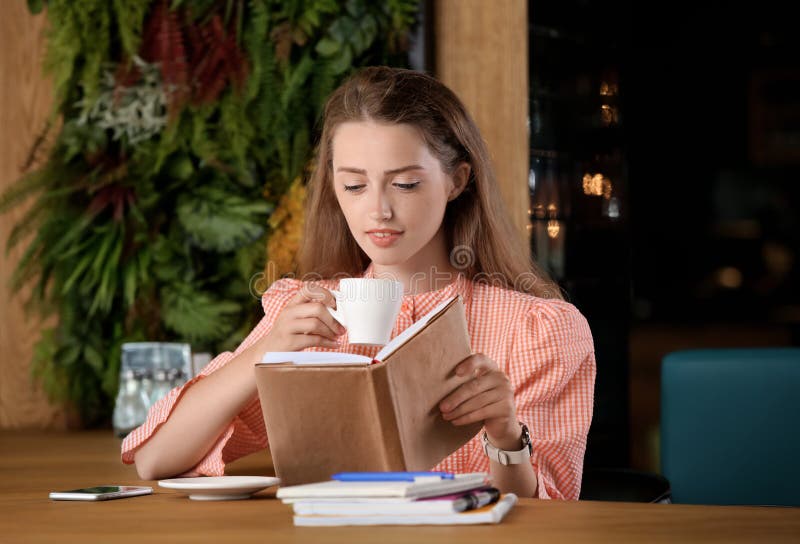 Читаю книги пью кофе. Чтение в кафе. Девушка фотосессия в кафе с книгой. Девушка с книгой в кафе. Чтение книг в кофейне.