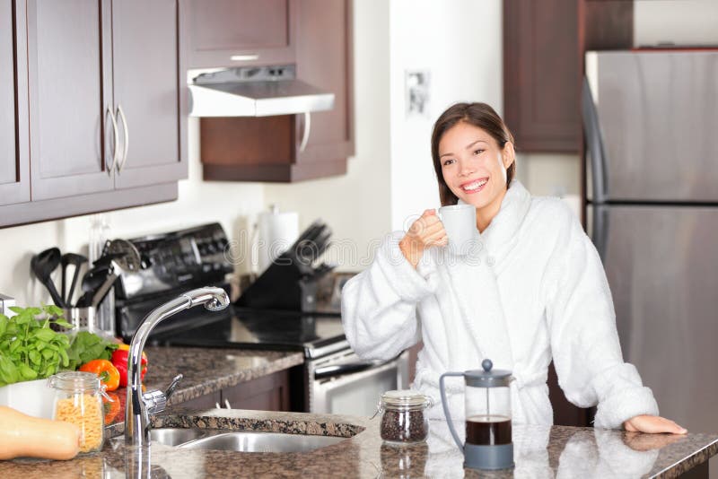 Женщина принимает на дому. Женщина на кухне утром. Женщина пьет кофе на кухне. Девушка пьет чай на кухне. Девушка пьет кофе на кухне.