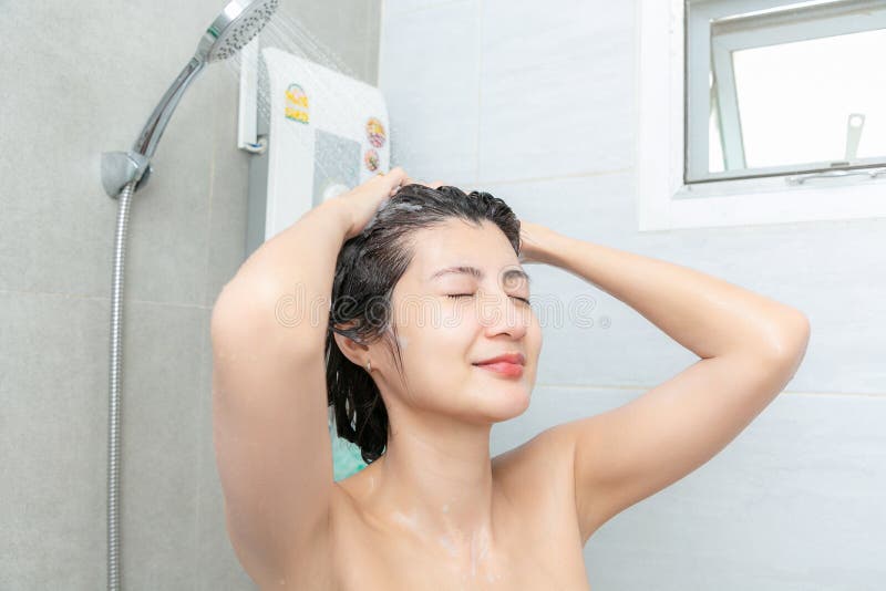 Принимает душ женщина в положении