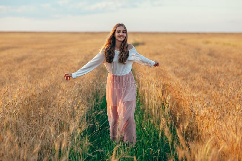 Р§РµР»РѕРІРµРє Р±РµР¶РёС‚ РІ РїРѕР»Рµ