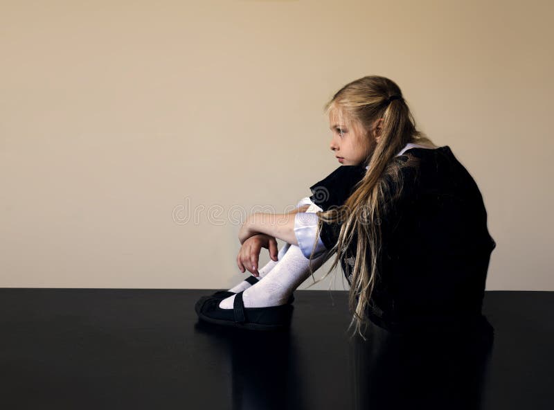 девочка подросток колени. девушка в кроссовках. девушка сидит с согнутыми коленями. Gjlhjcnjrдевушка сидит на полу. красивые женские коленки.