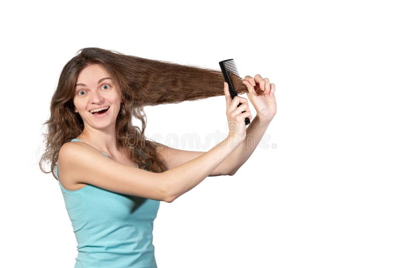 Техника расческа чтобы парень думал о тебе. Расчесывание кудрявых волос. Девочка расчесывает волосы. Расчесанные кудрявые волосы. Расчесывание волнистых волос руками.