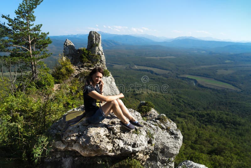 Сочная девица фотографируется в горах.