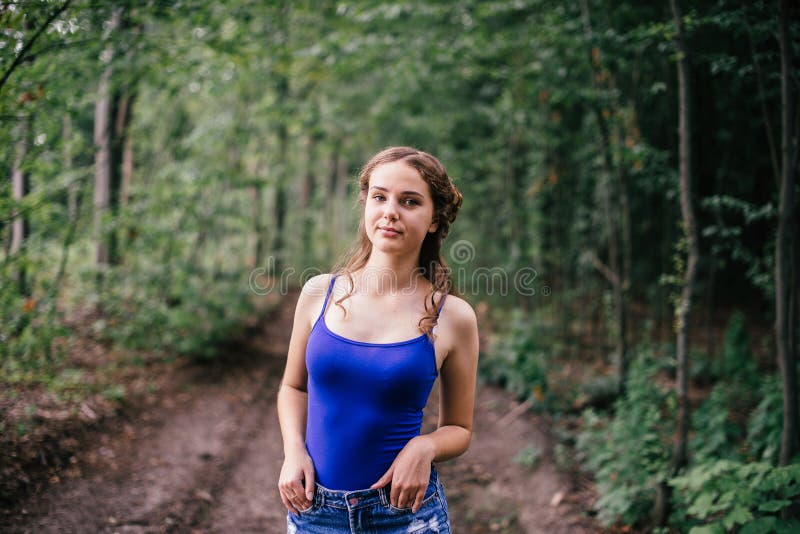 Красивая  девушка в лесу