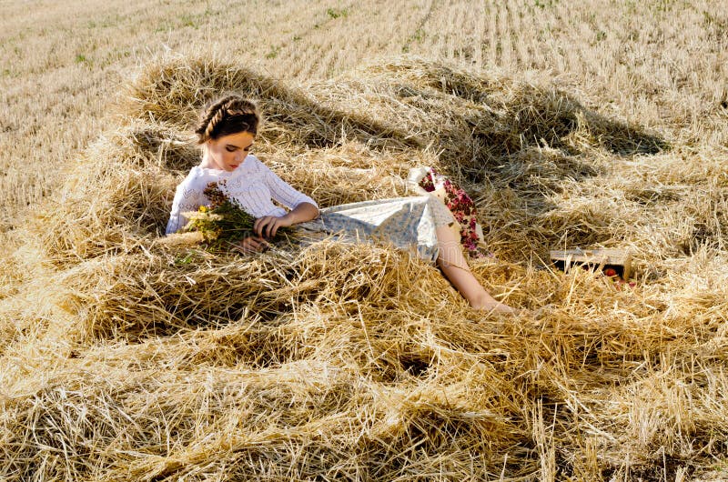Спать на сене будет сеня. Девочка сидит на сене. Человек сидит на сене. Девушка с сеном картина.