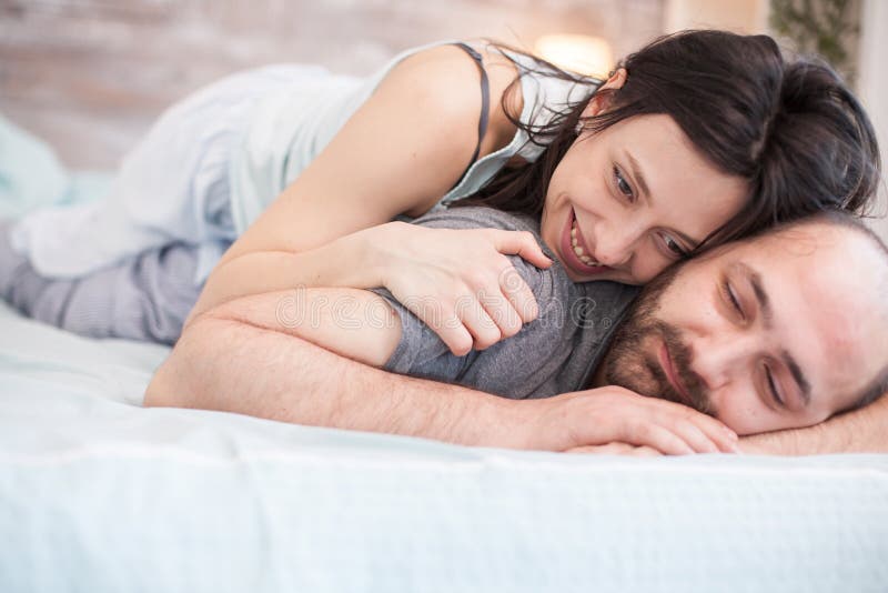 Сон парень общается с другими девушками. Сон парень общается с другими девушками. Сон парень общается с другими девушками. Парни спят в обнимку. Сон парень общается с другими девушками.