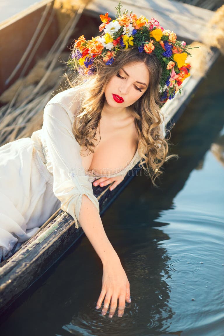 Фотосессия в лодке с цветами