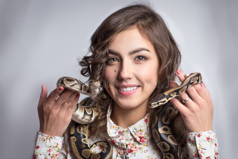 Держать змею в руках. Девушка держит змею. Девушка держит змею в руках. Змея на руке у девушки. Девушка со змеей красивое фото.