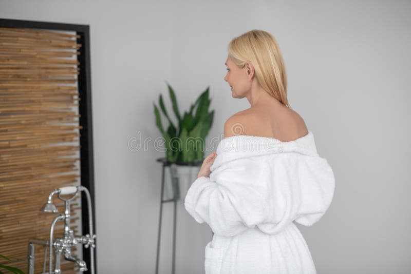 голая женщина в белом халате
