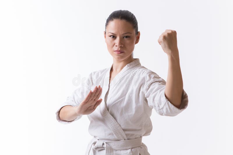 Я спешу на тренировку в кимоно сражаюсь. Боевые искусства девушки. Девушка победила в боевых искусствах. Девушка в кимоно карате азиаты. Девушка боевые искусства на белом фоне.