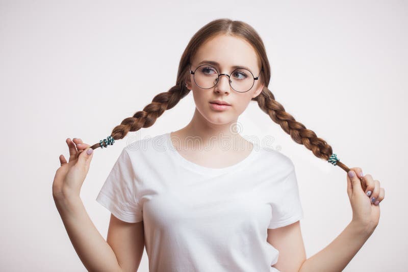 анна хаттевей в очках. девушка в очках с косичками. девочка с косичками в очках. девушка в солнечных очках. девочка с косичками в очках.